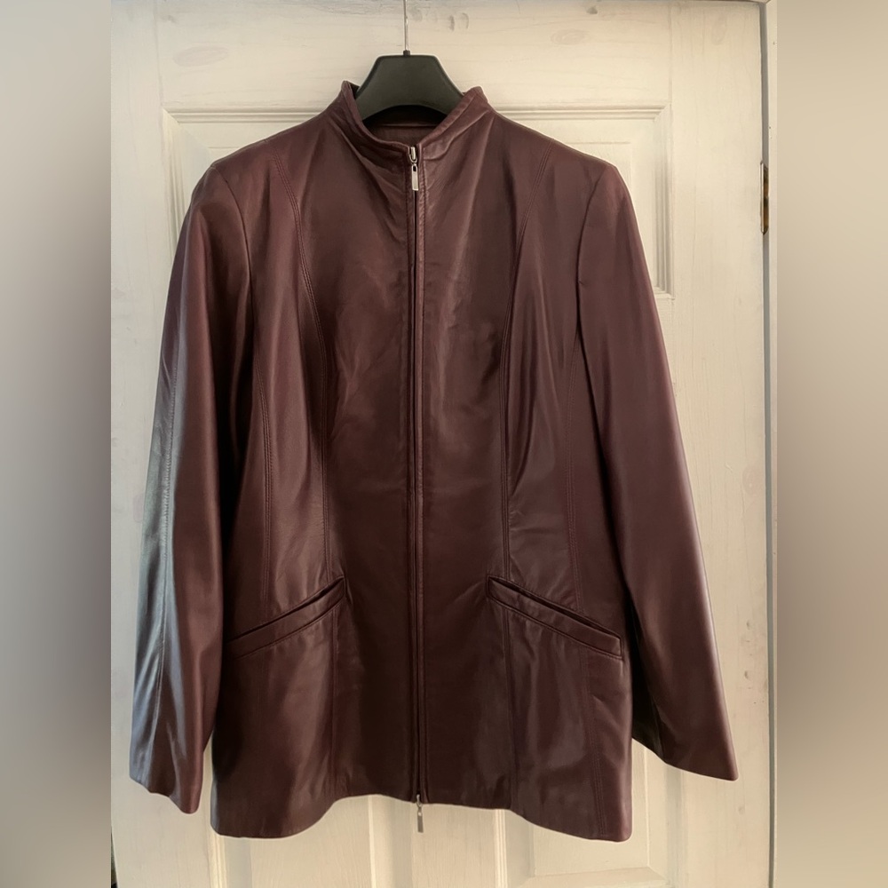 EUC Danier burgundy leather jacket with two-way zipper (size medium)
